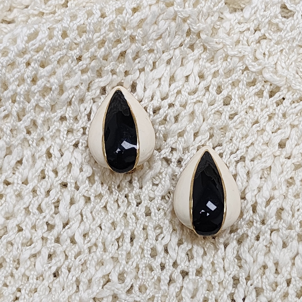 Vintage, Rare Gold Toned, Black and Cream Tear Drop Enamel Clip On Earrings
